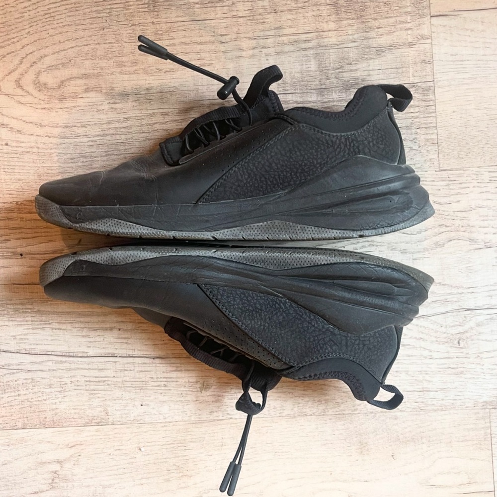 Clove Classic Core All Black Sneakers